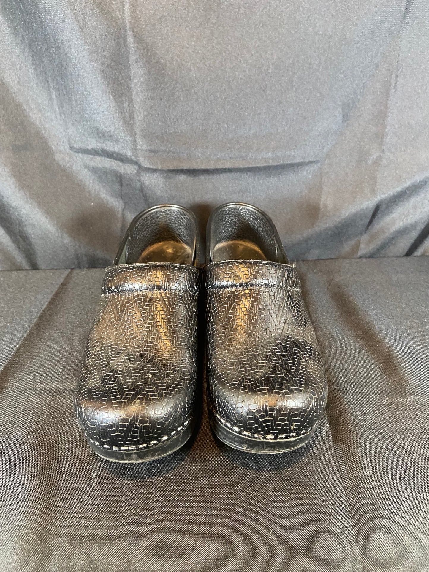 Dansko Black Leather Platform Slip on Nursing Shoes Women size 9 (EU 39)