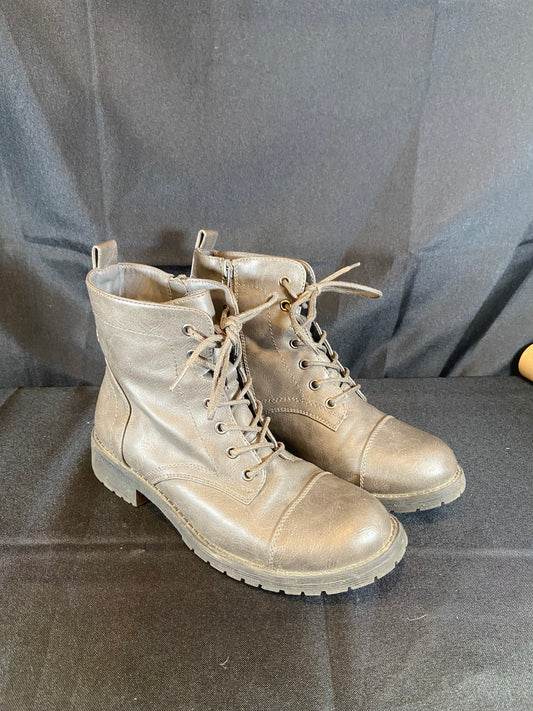 Vepose Gray Short Combat Boot Women size 6