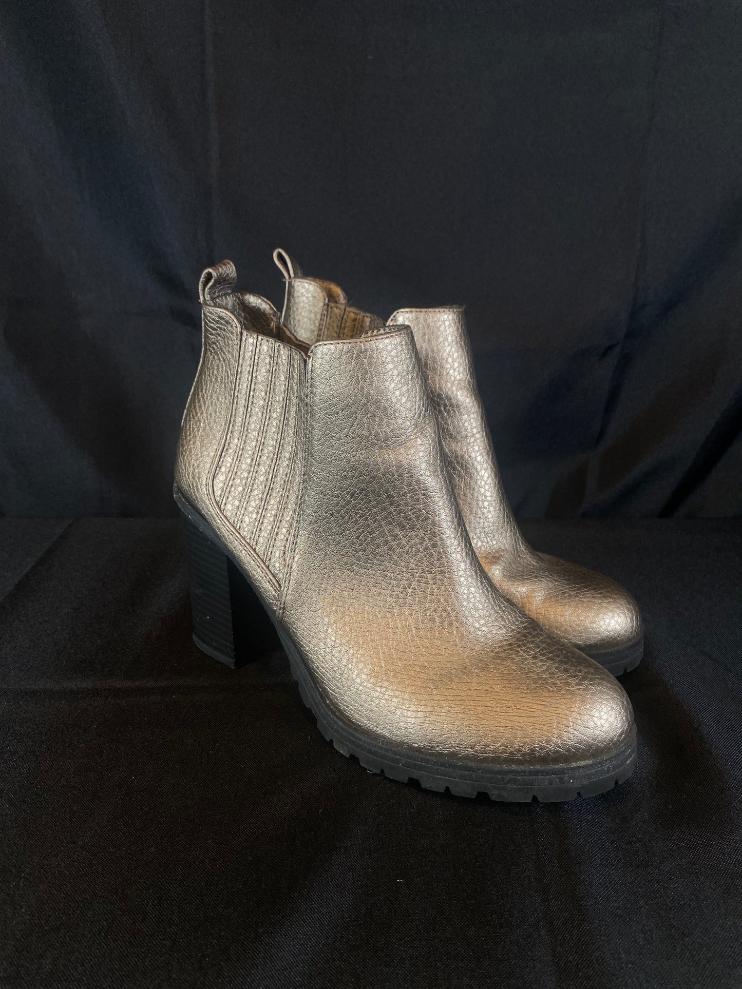 Sam & Libby Matte Gold Short Heel Boot Women size 8