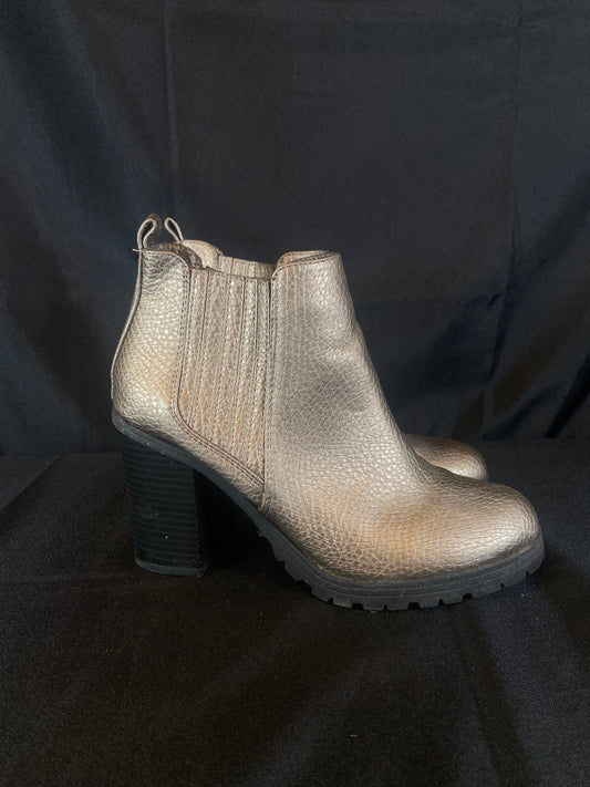 Sam & Libby Matte Gold Short Heel Boot Women size 8