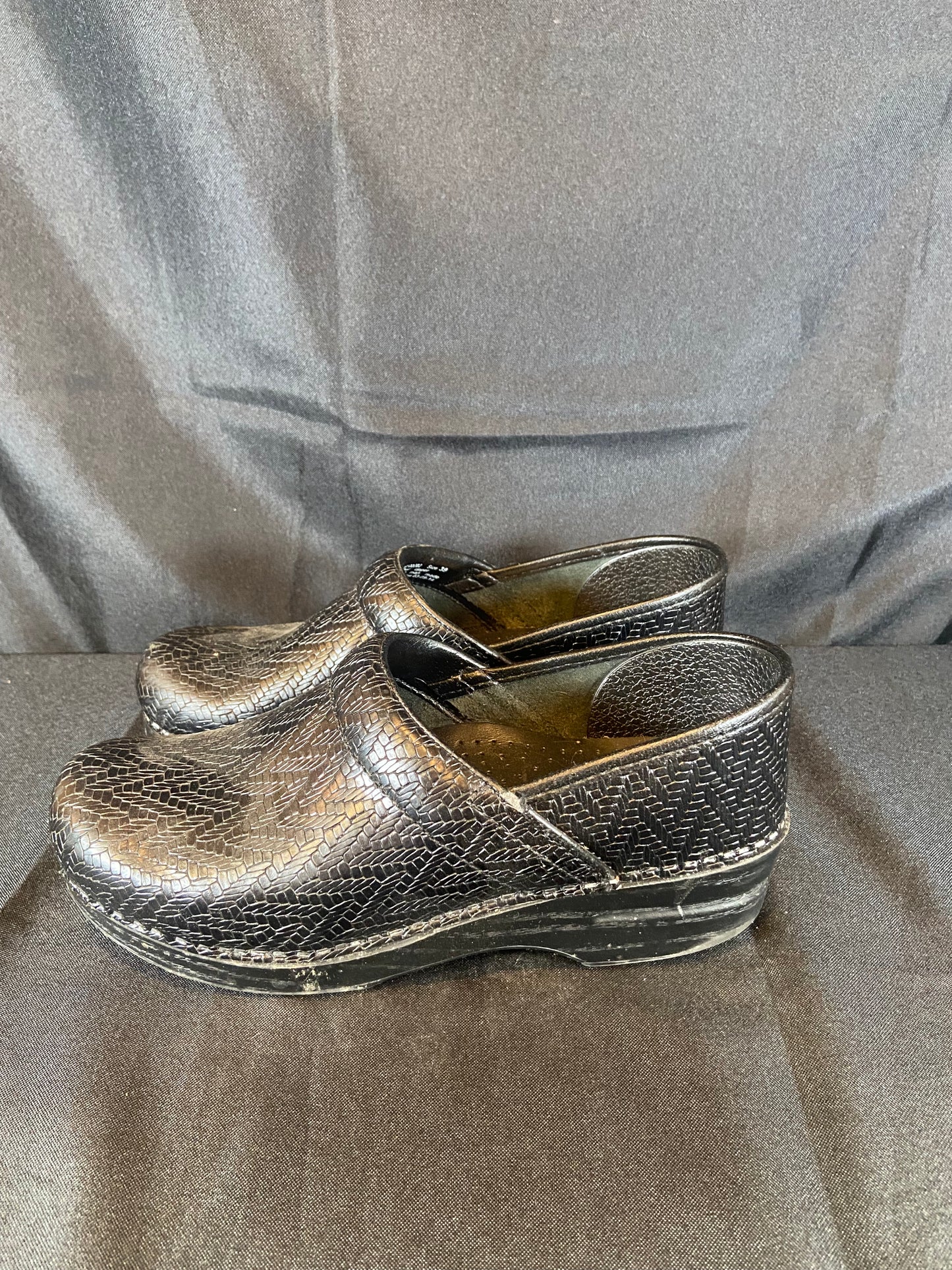 Dansko Black Leather Platform Slip on Nursing Shoes Women size 9 (EU 39)