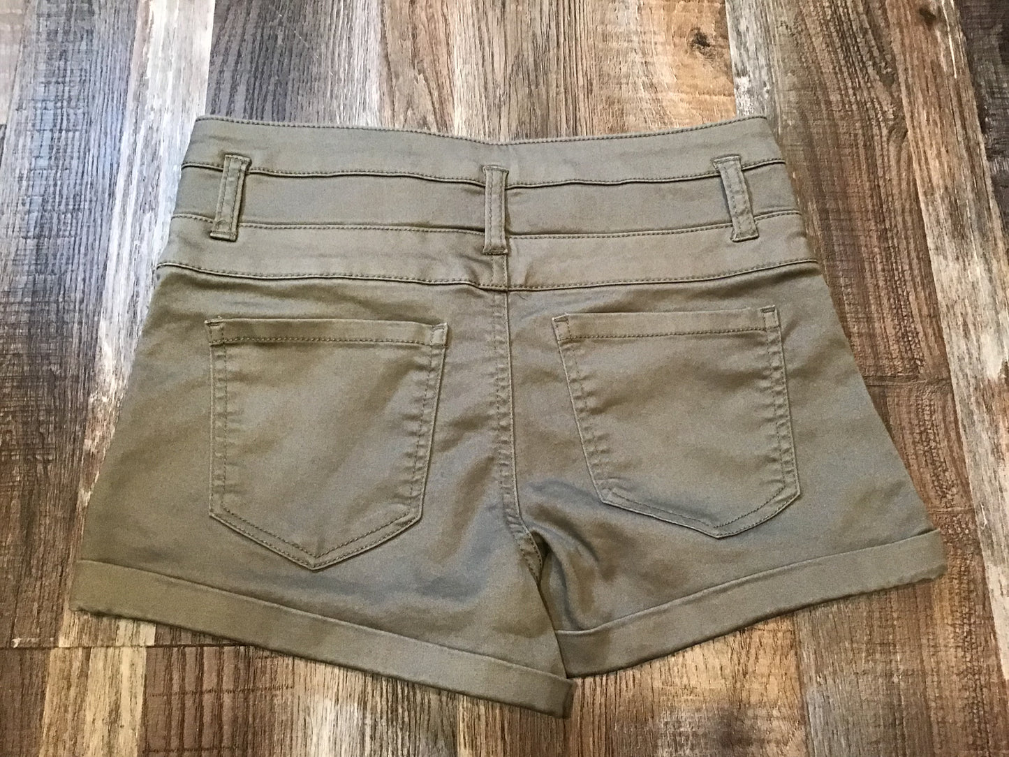 Tinseltown Khaki Green High Rise Stretch Shorts Womens size 5/6 like new