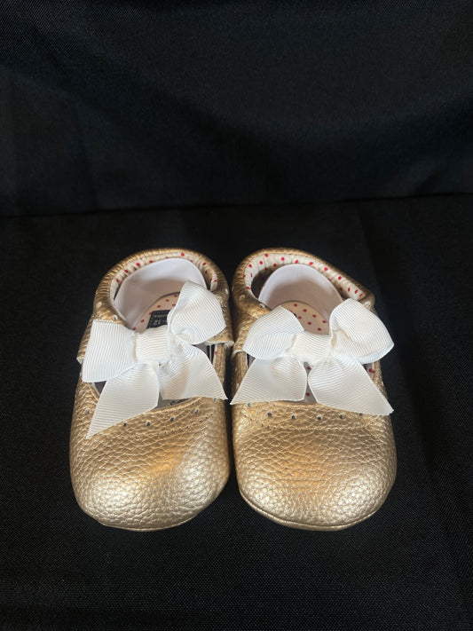 Gold Cloth Toddler shoes with white bow NWT size 12 months