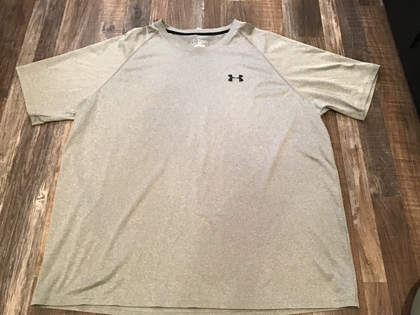 Under Armour Men’s Short Sleeve Shirt Heat Gear Light Grey Mens size 2XLarge