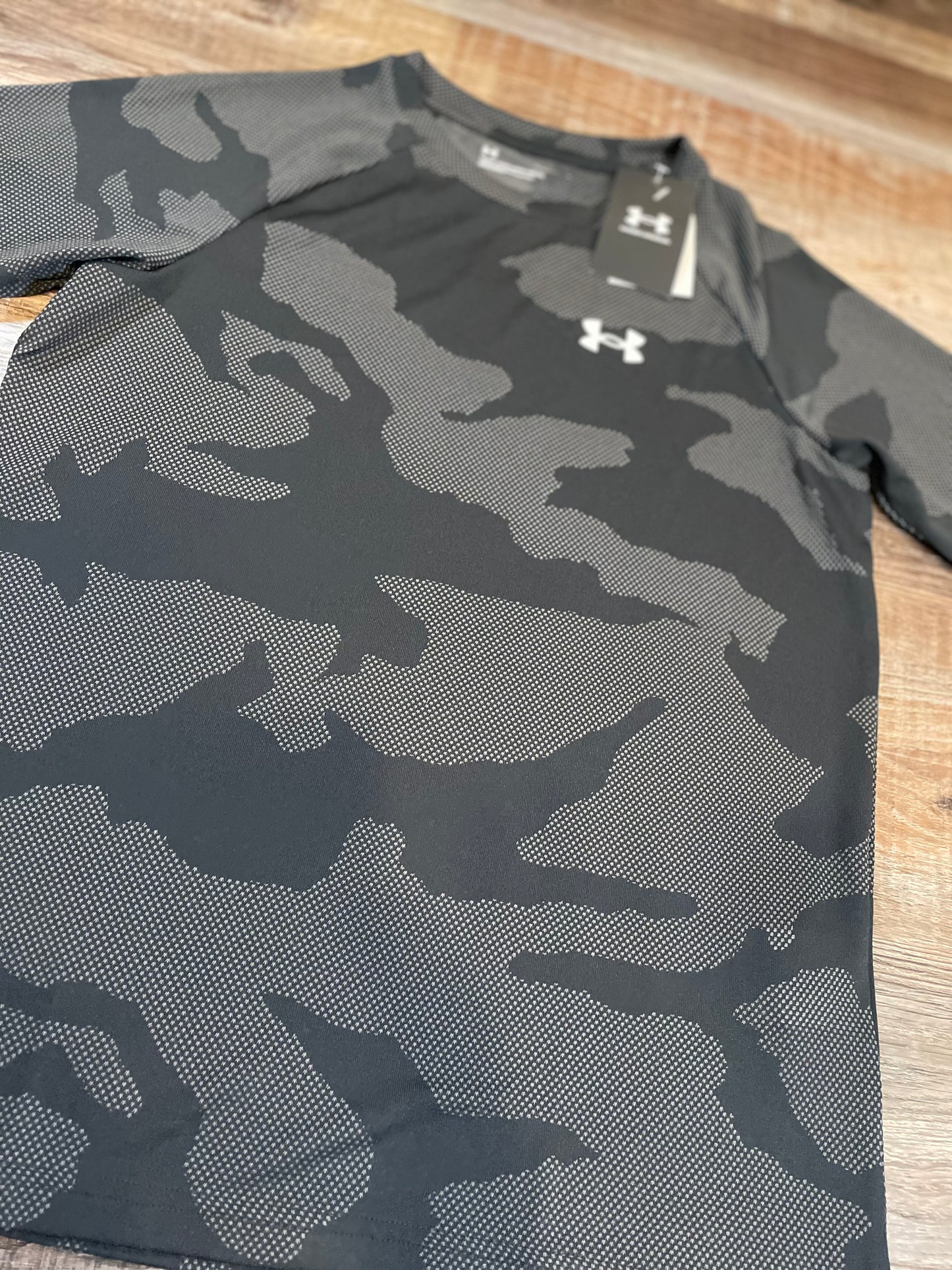 Under Armour Black & Grey Camo short sleeve shirt boys size Large