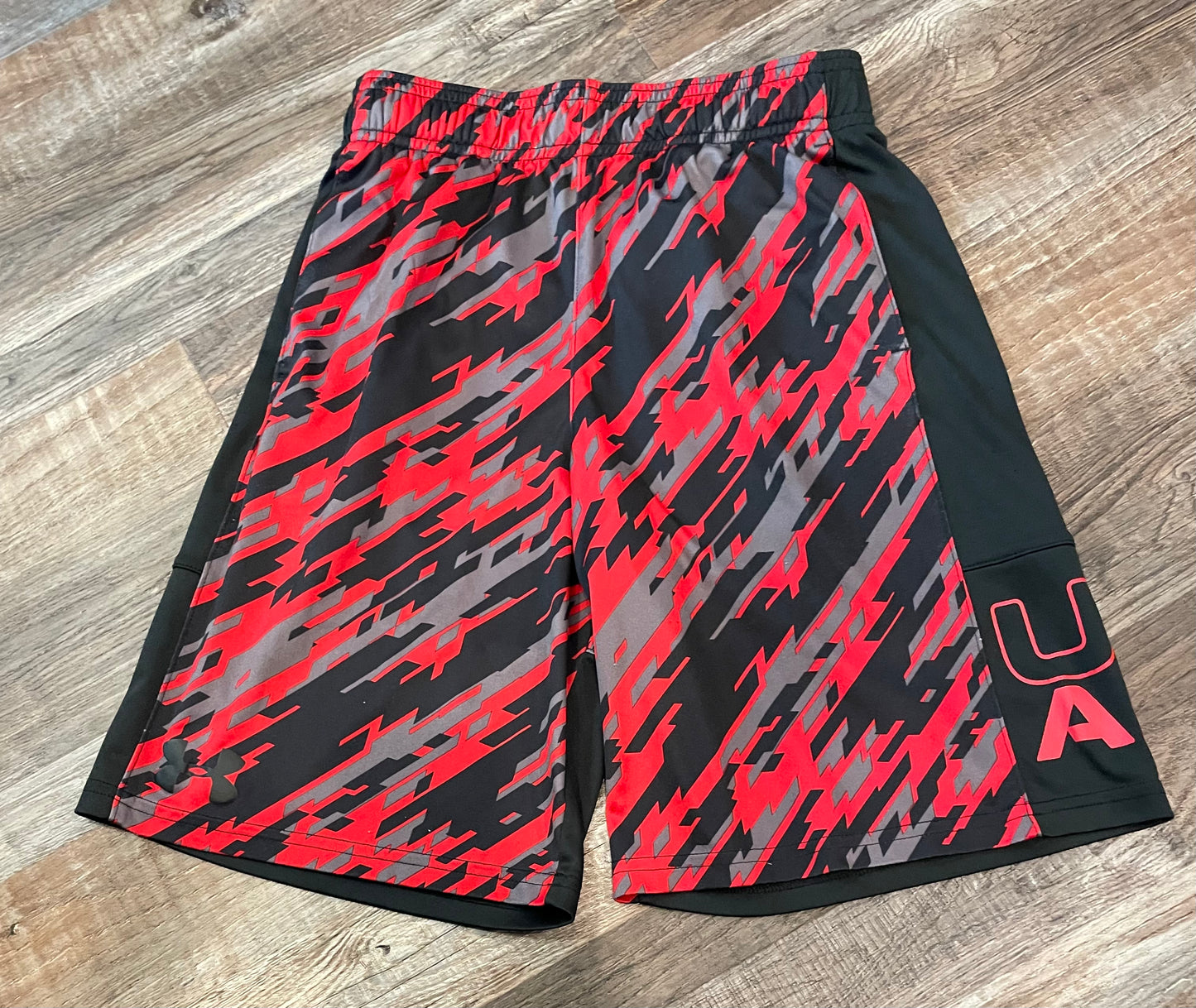 Under Armour boys athletic shorts red/grey/black size Medium