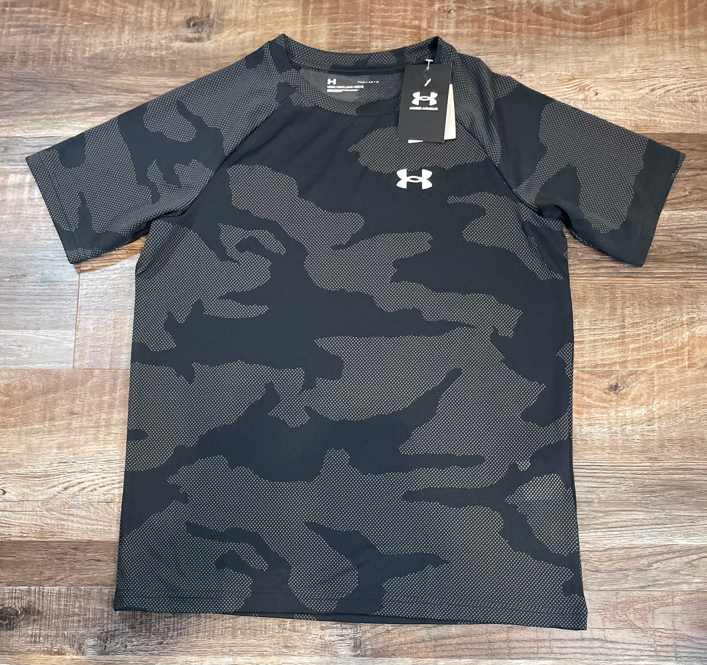 Under Armour Black & Grey Camo short sleeve shirt boys size Large