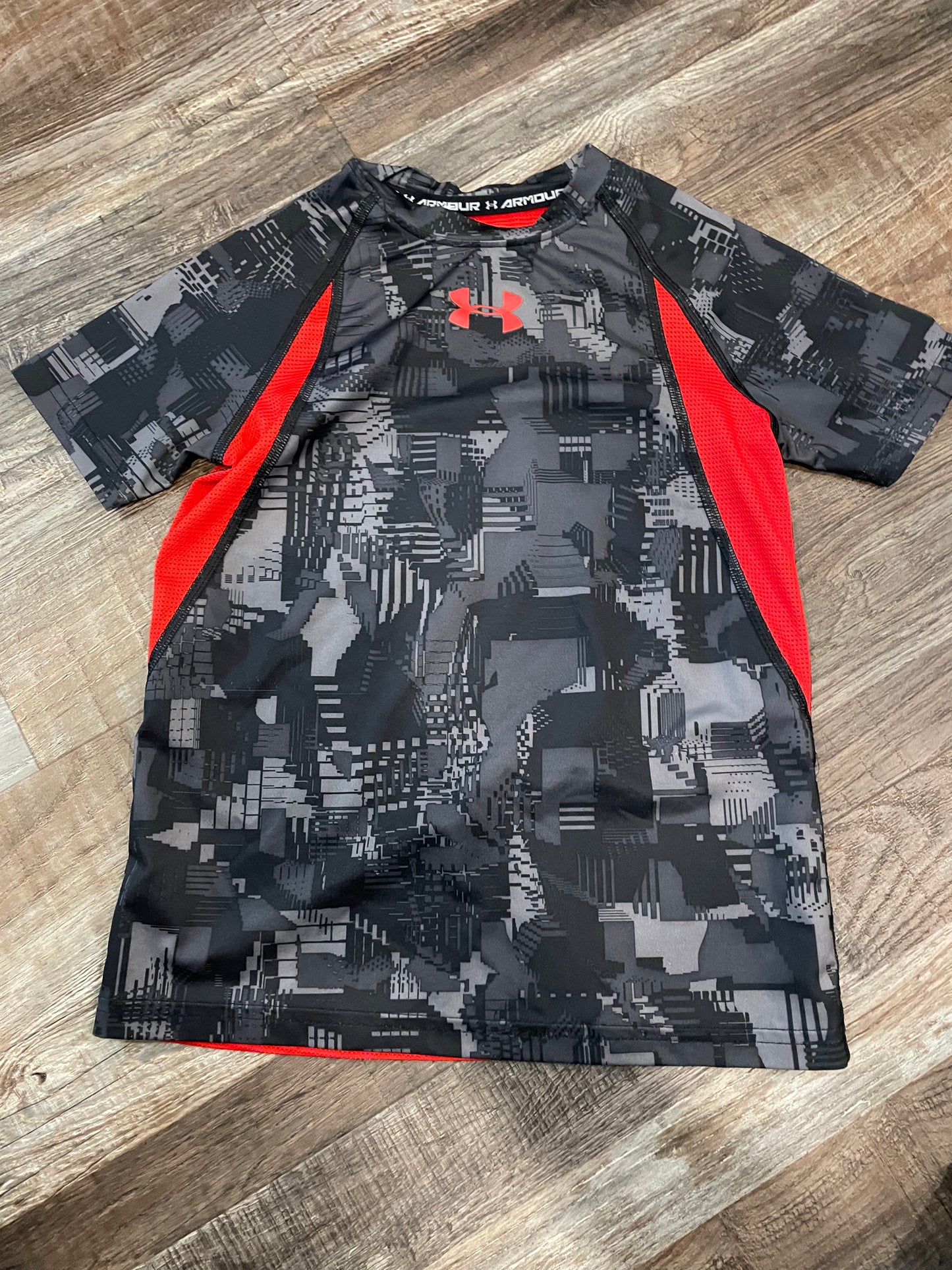 Under Armour Dark grey & Red DriFit Short sleeve shirt boys size 7