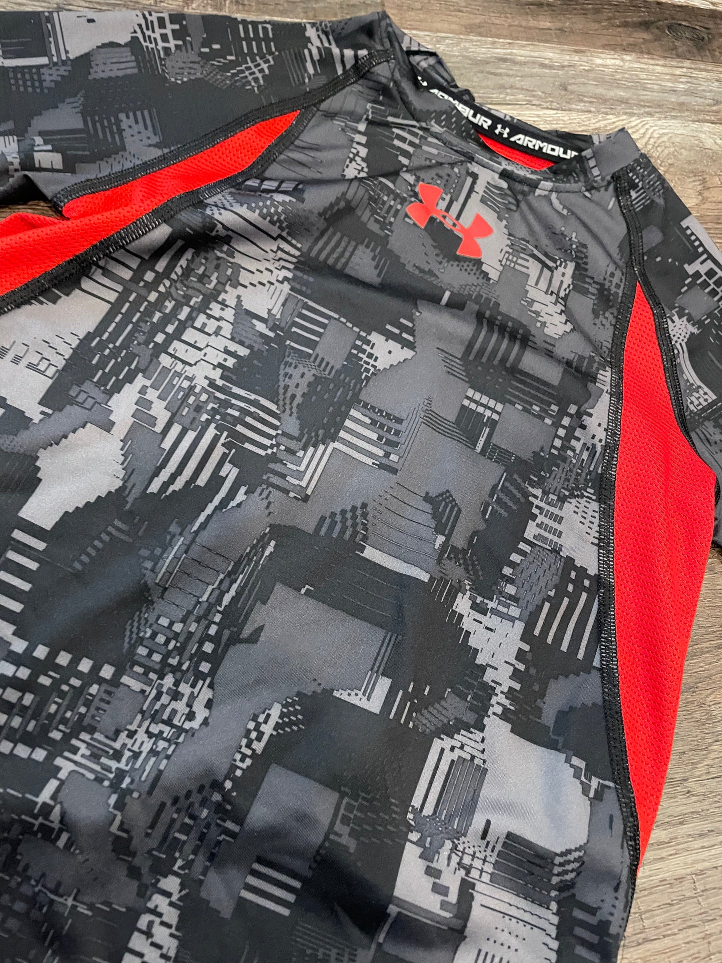 Under Armour Dark grey & Red DriFit Short sleeve shirt boys size 7