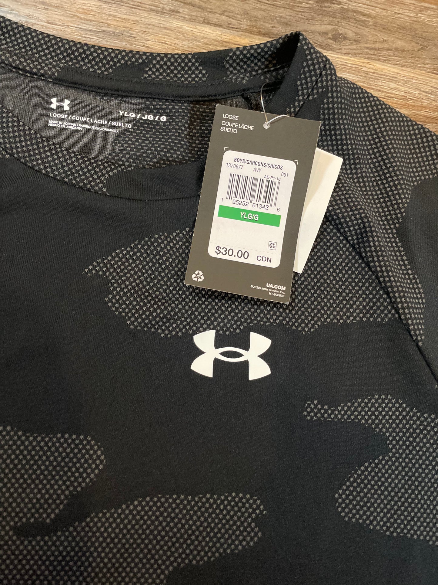 Under Armour Black & Grey Camo short sleeve shirt boys size Large