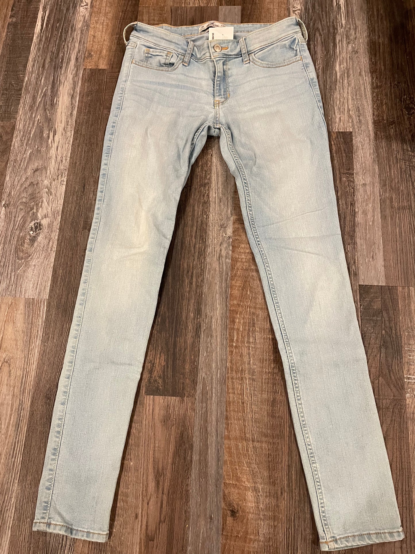 Hollister Skinny Jeans Light Wash Women’s size 5R (waist 27”, Length 31”)