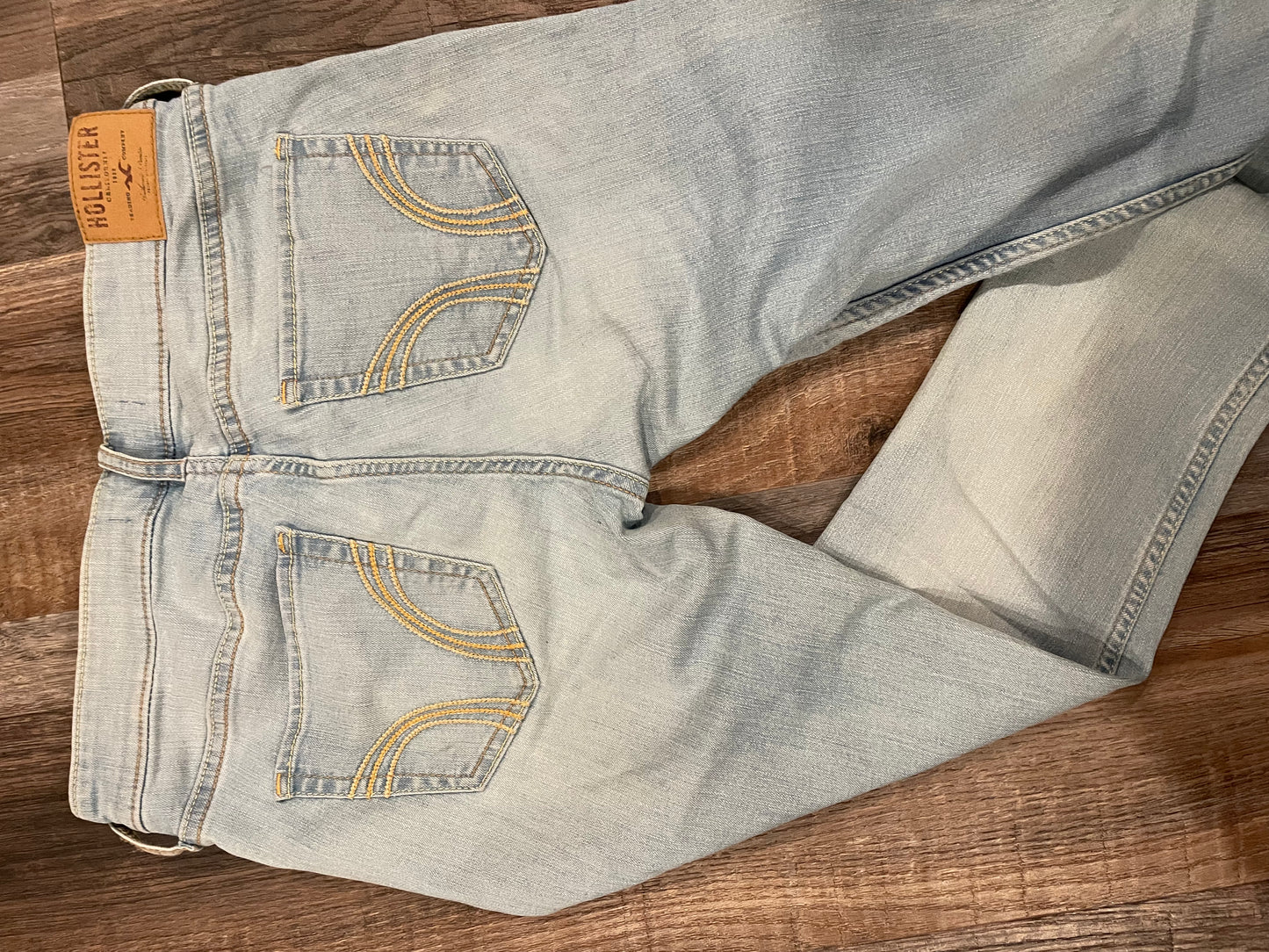 Hollister Skinny Jeans Light Wash Women’s size 5R (waist 27”, Length 31”)