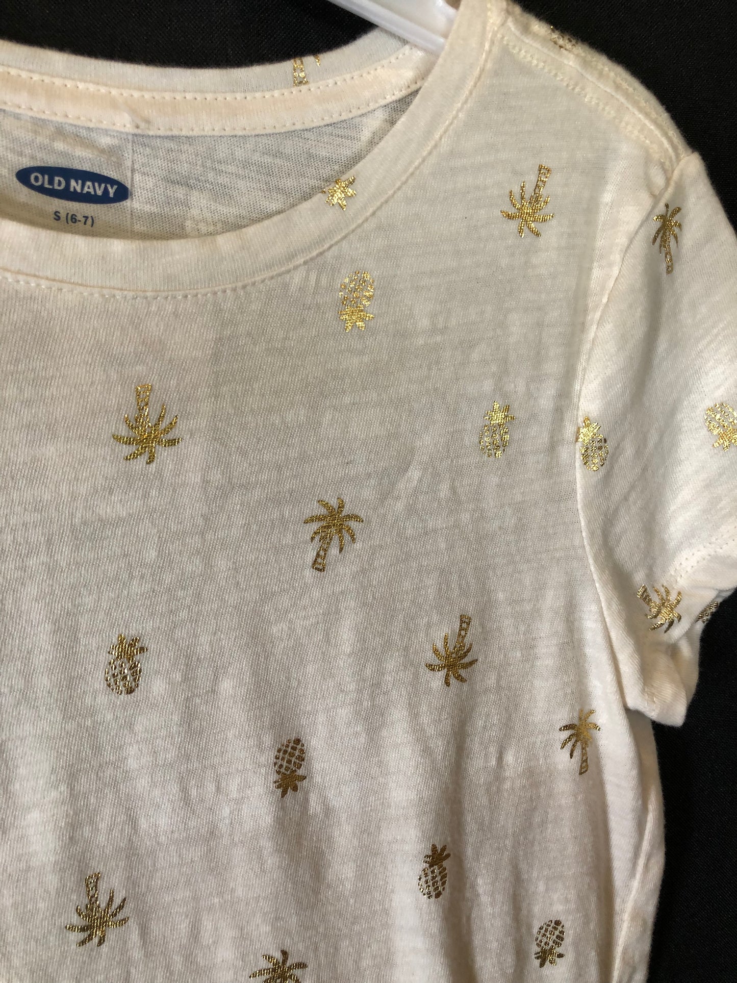 Old Navy White w/Gold Pineapple Short Sleeve Shirt Girls size Small 6/7