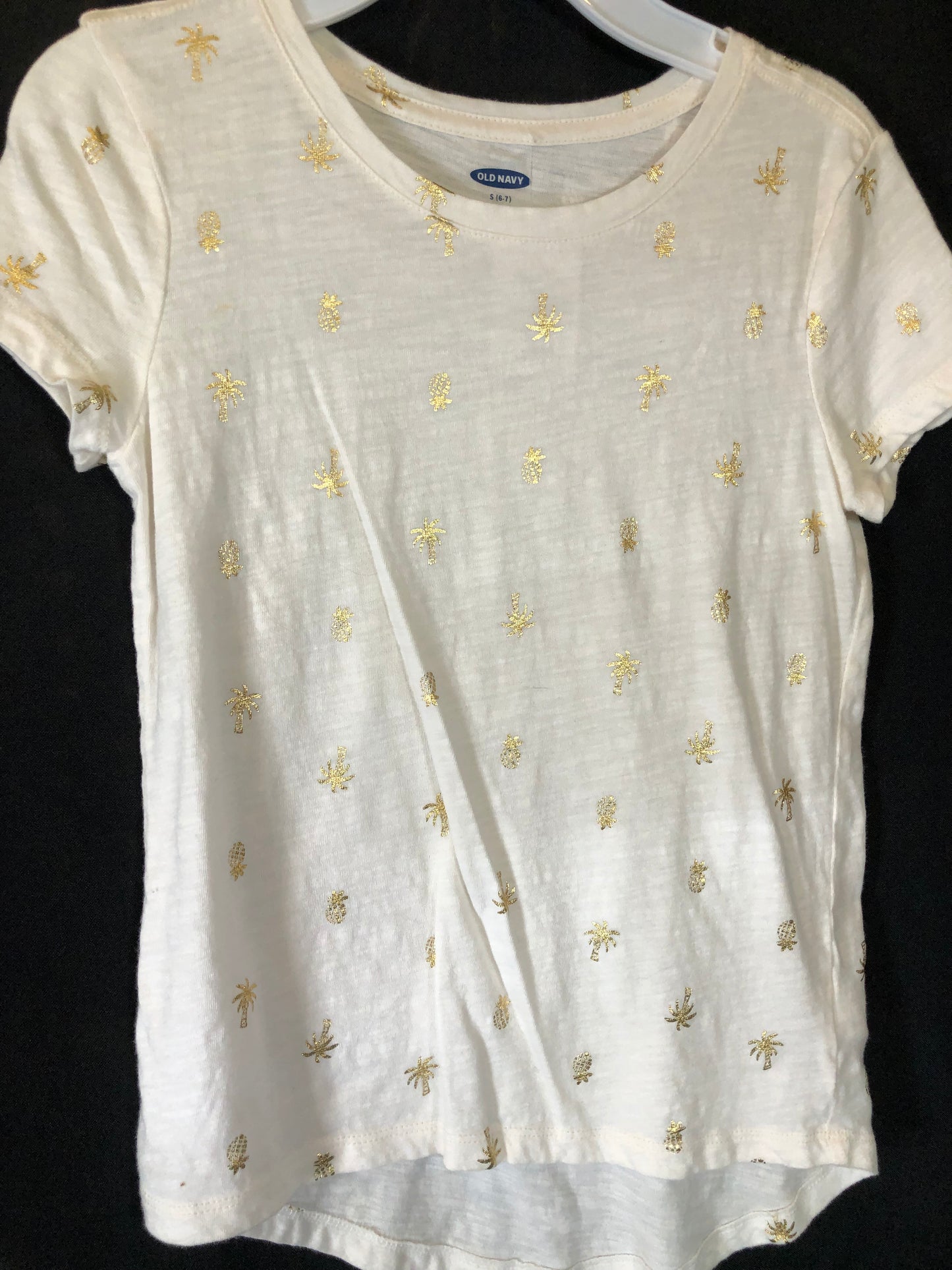 Old Navy White w/Gold Pineapple Short Sleeve Shirt Girls size Small 6/7