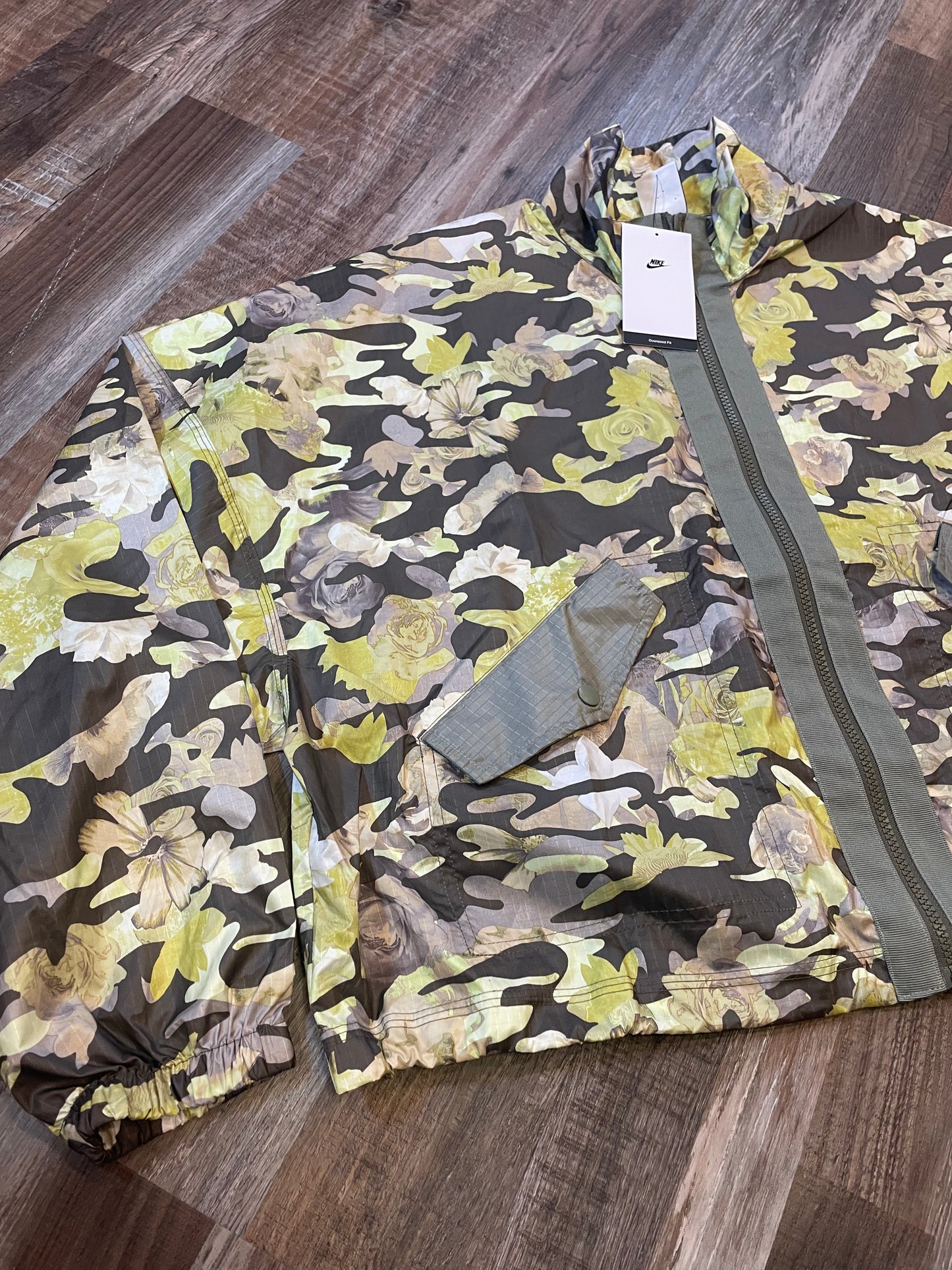 Nike New w/Tags! Oversized Fit Rain Jacket Green Camo Floral Womens size Medium