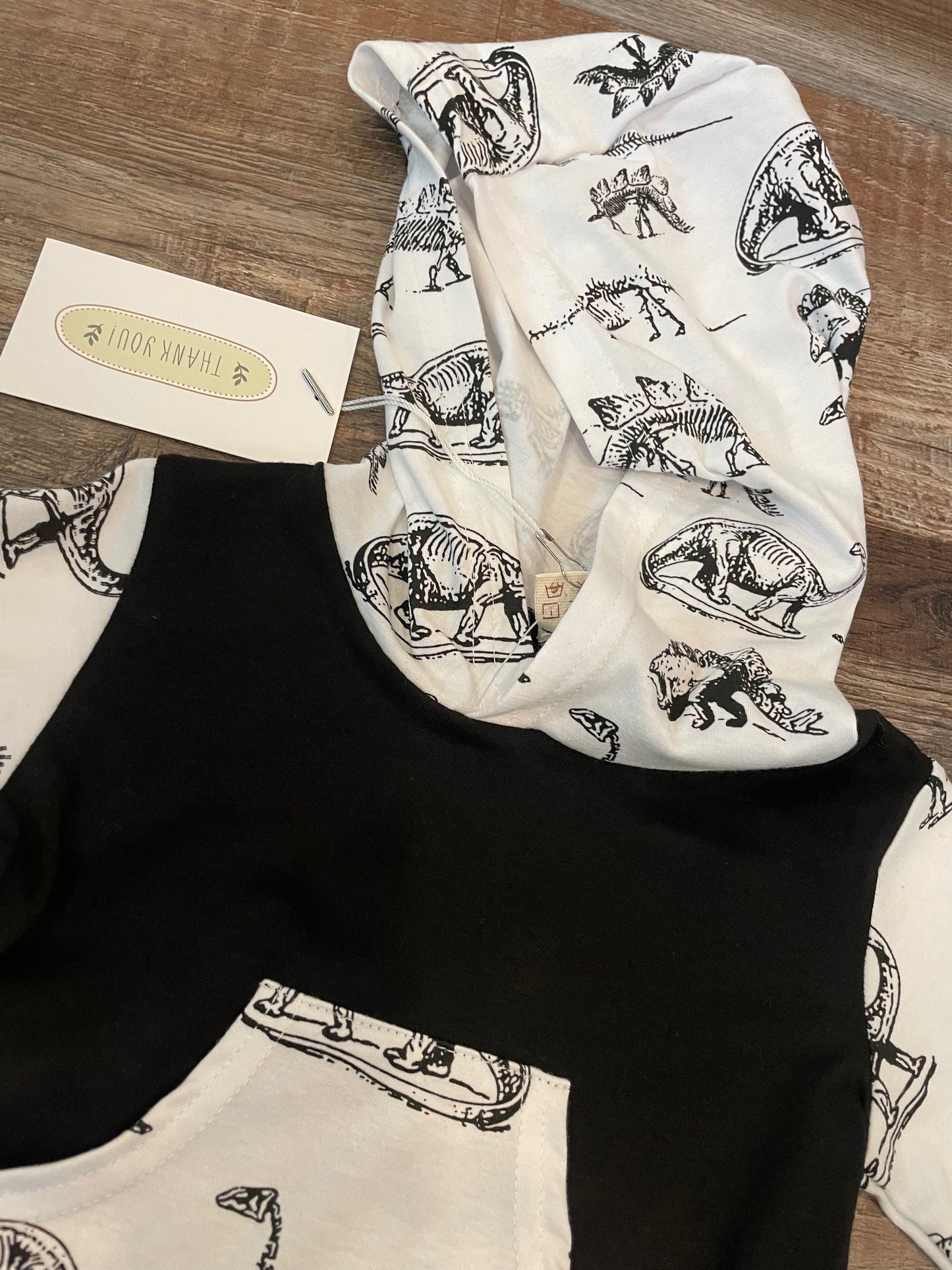 Boutique NEW!! Infant black & white dinosaurs hoodie/pants set size 6 months