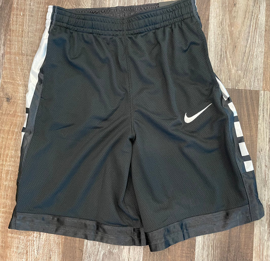 Nike NEW!! Standard Fit Mesh Shorts Boys youth size XLarge